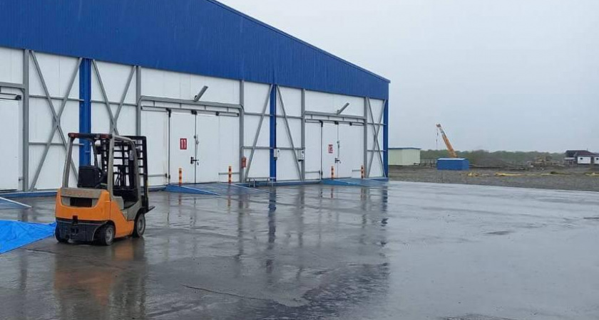 Работник рыбзавода на Камчатке погиб под колесами погрузчика