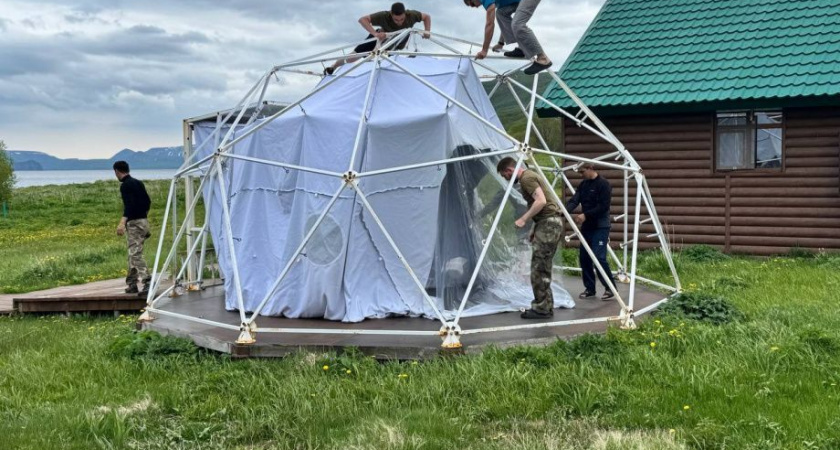 На Камчатке Курильское озеро оснастили понтонными пирсами и просторными палатками