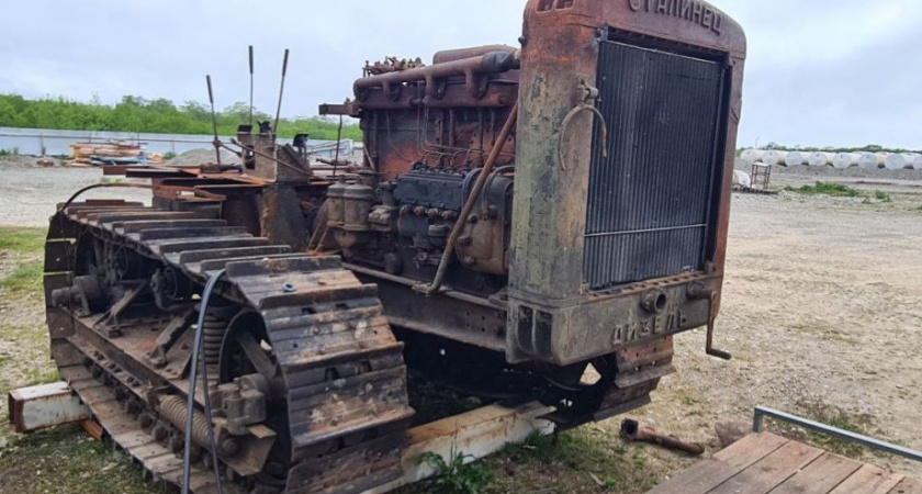 На Камчатке продолжается операция по спасению советского трактора