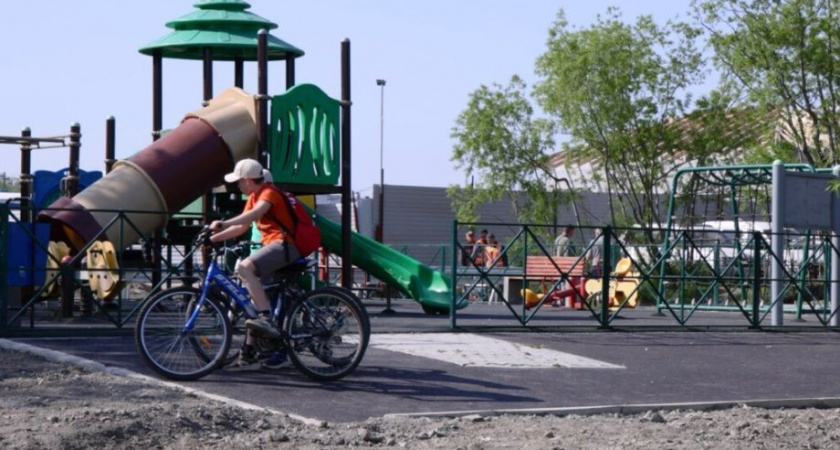 Беляев оценил работу по благоустройству детской площадки