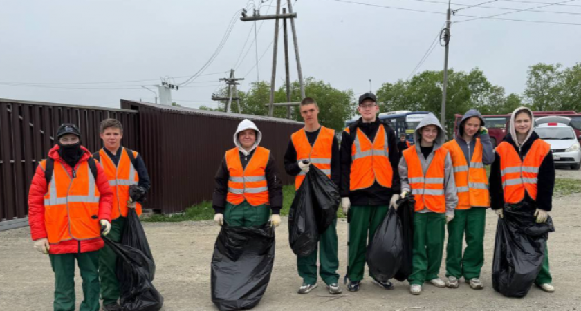 Молодёжь убирает мусор в Петропавловске-Камчатском