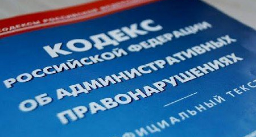 На Камчатке жильцы дома наказали управляйку за аварийное крыльцо и заросший двор