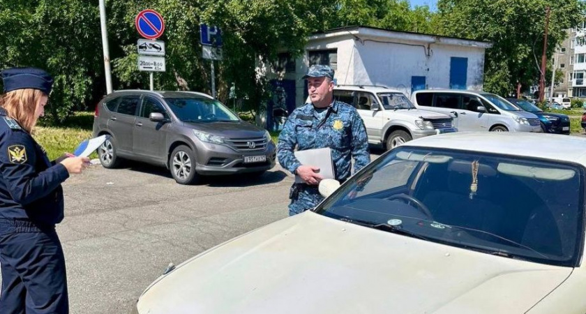 Камчатская должница приехала на прием к приставам на арестованном авто