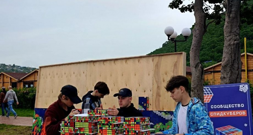 Панно из кубиков Рубика было создано на Камчатке