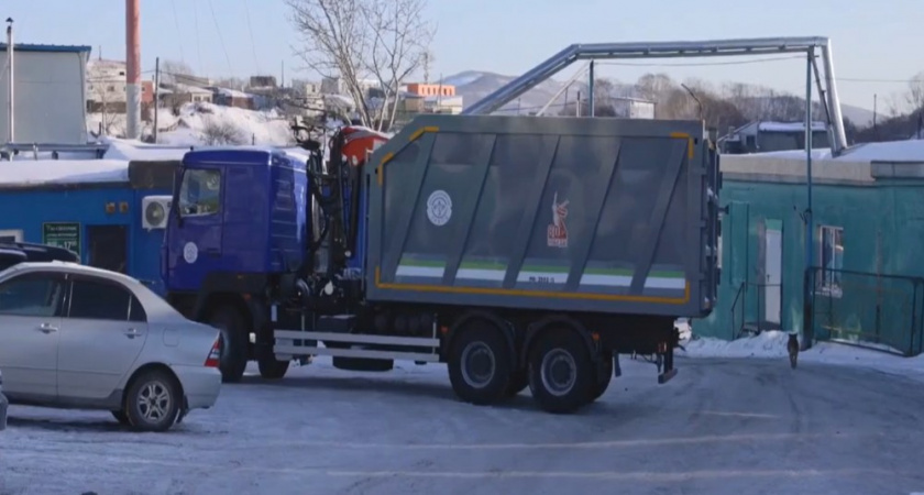 Новая спецмашина в Петропавловске ускорит уборку мусора и свалок после непогоды