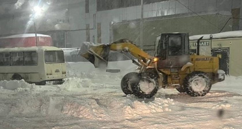 В Петропавловске-Камчатском проходит расчистка ключевых дорог и проездов после снегопада
