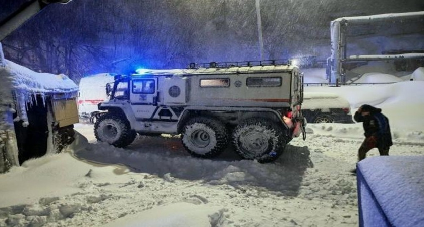 Камчатские медики и спасатели более километра несли пациента сквозь шторм и снег
