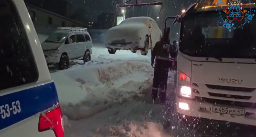 Автомобили на обочинах мешают расчистке снега на улицах Петропавловска-Камчатского