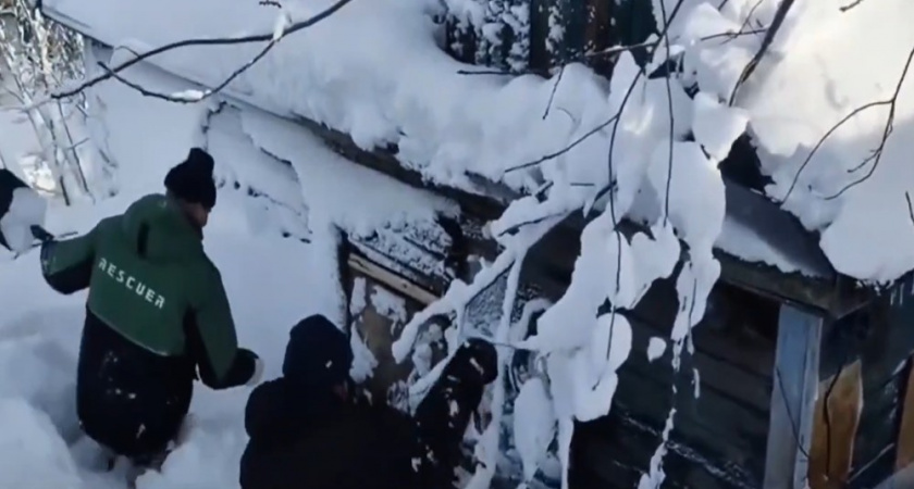 Камчатские спасатели вызволили 25 человек из заблокированного снегом дома