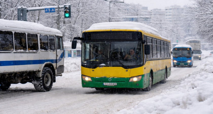 В Петропавловске общественный транспорт работает с ограничениями из-за снега