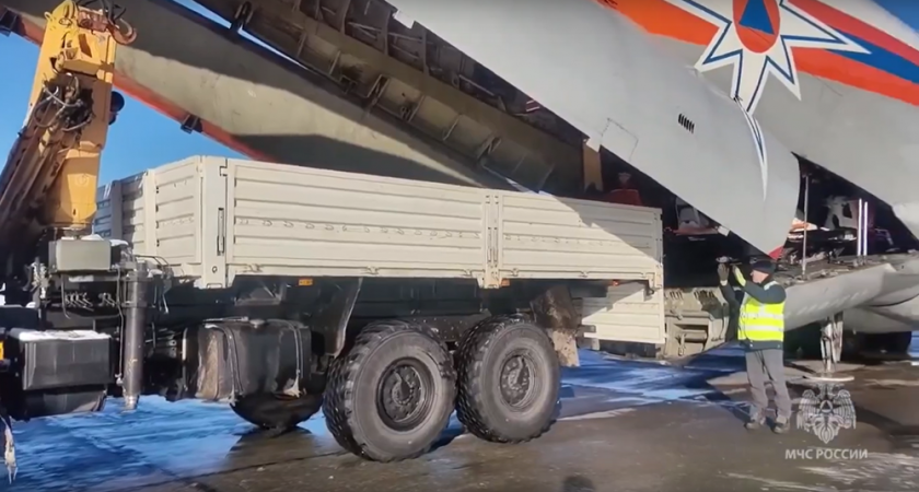 Спецтехнику для расчистки снега доставили на Камчатку бортом МЧС