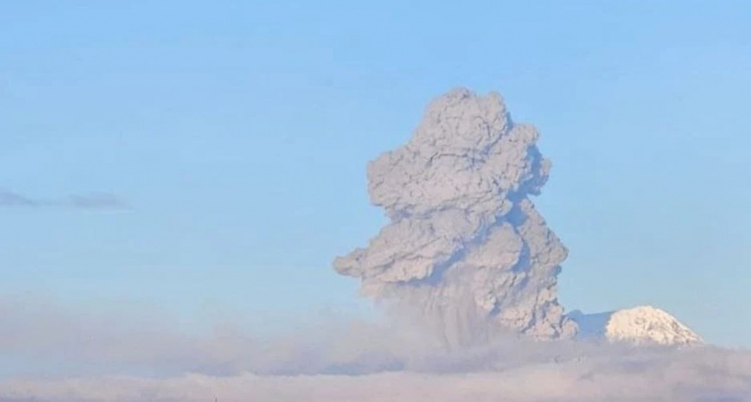 Вулкан Шивелуч выбросил столб пепла на высоту 7 километров