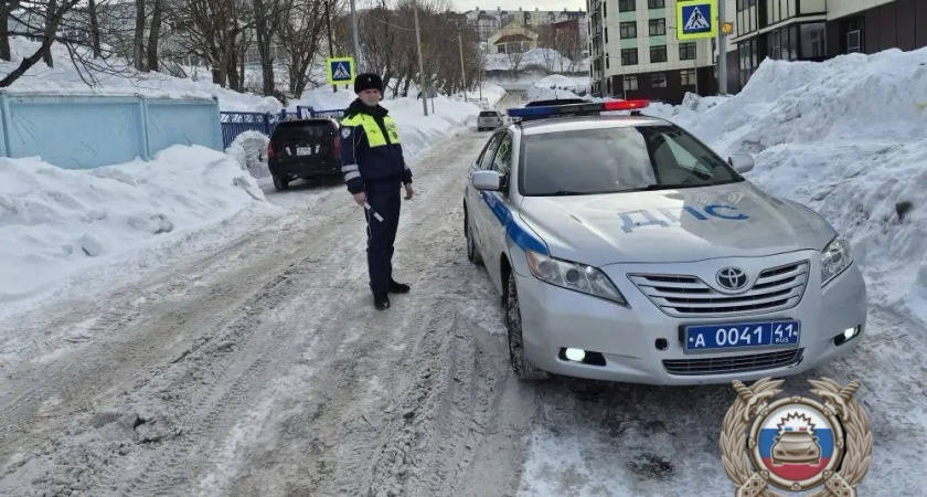 На Камчатке Госавтоинспекция усилила дежурства у школ после каникул