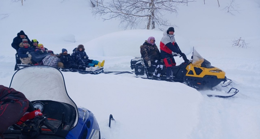 В Мильковском округе спасли группу туристов с детьми на Пущинских источниках