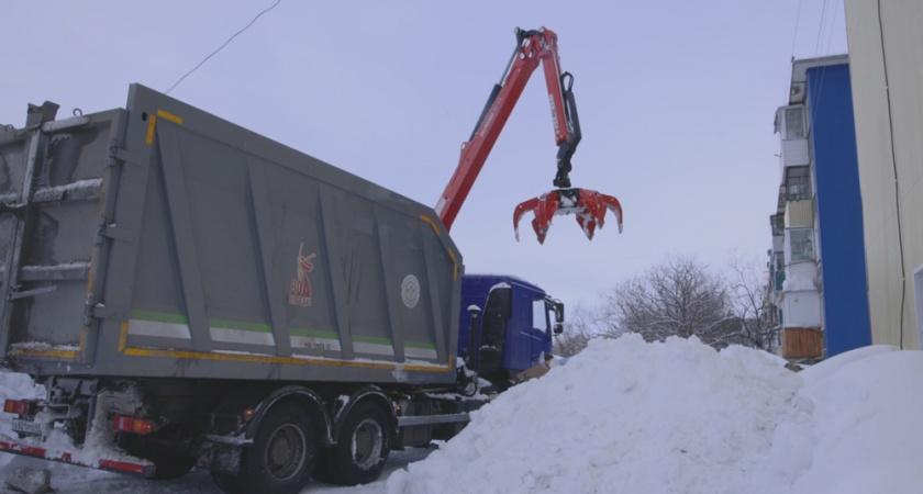 В Петропавловске-Камчатском для уборки крупного мусора используют ломовоз