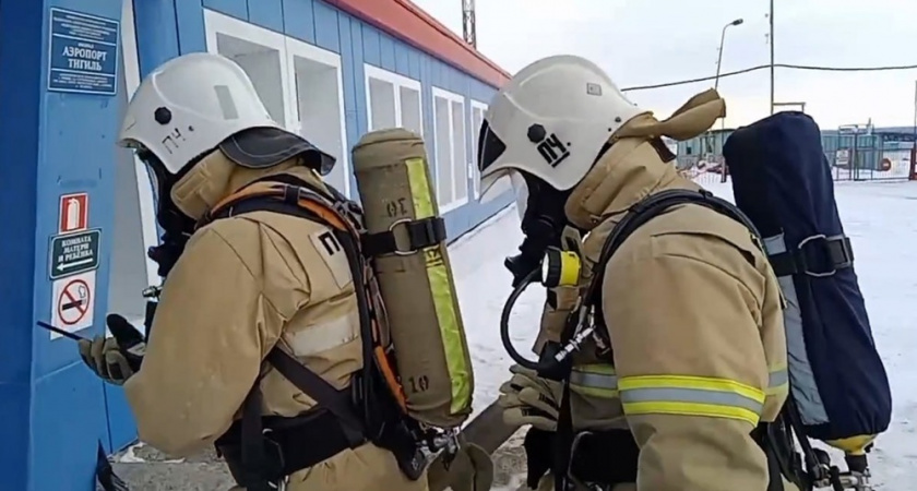 Пожарные в селе Тигиль на Камчатке провели учения по тушению пожара в аэропорту