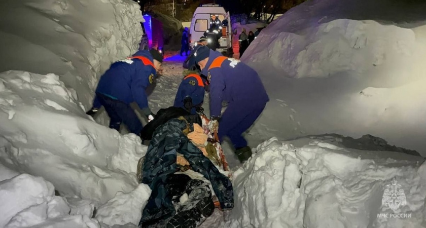 В Петропавловске-Камчатском спасли пожилого мужчину из снежной ловушки