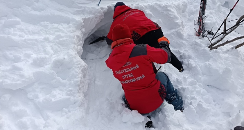 На Камчатке спасатели отработали навыки поиска людей под лавинами