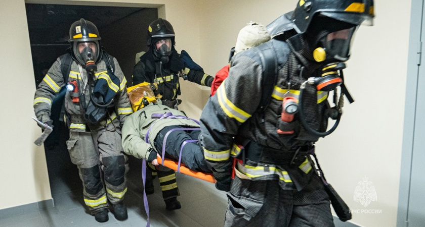 Камчатские пожарные отработали тушение нового здания краевой больницы