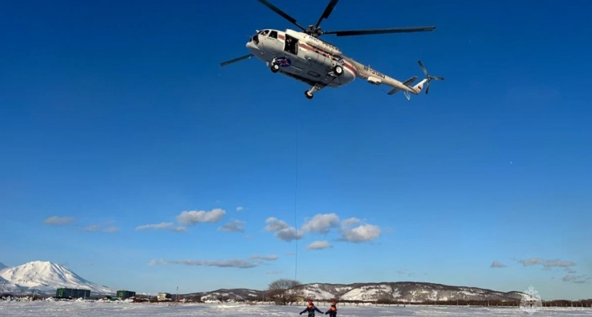 Камчатские спасатели МЧС отработали ночное десантирование с вертолета 