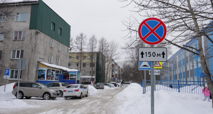Елизовским водителям напомнили о запрете парковки под знаком у школы