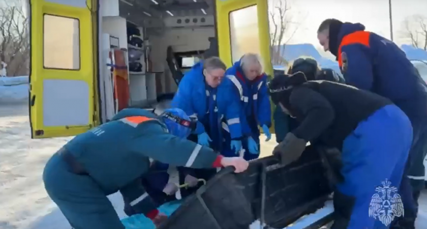 На Камчатке спасатели эвакуировали травмированного снегоходчика
