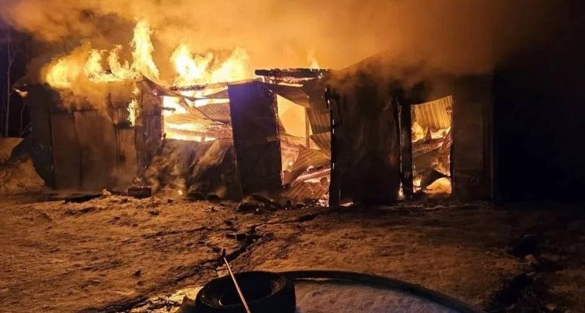 В Ключах при пожаре в гаражах взрывались бочки с топливом и газовый баллон