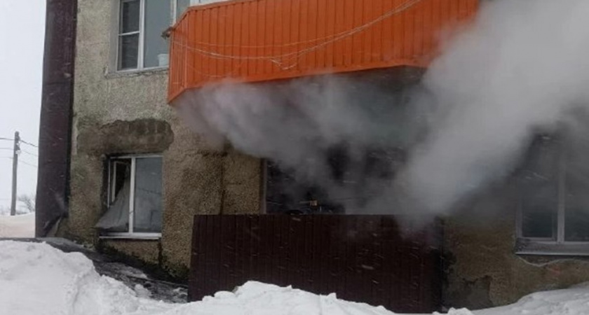 Начальник пожарного поста спас пенсионерку из горящего дома в поселке Лесной