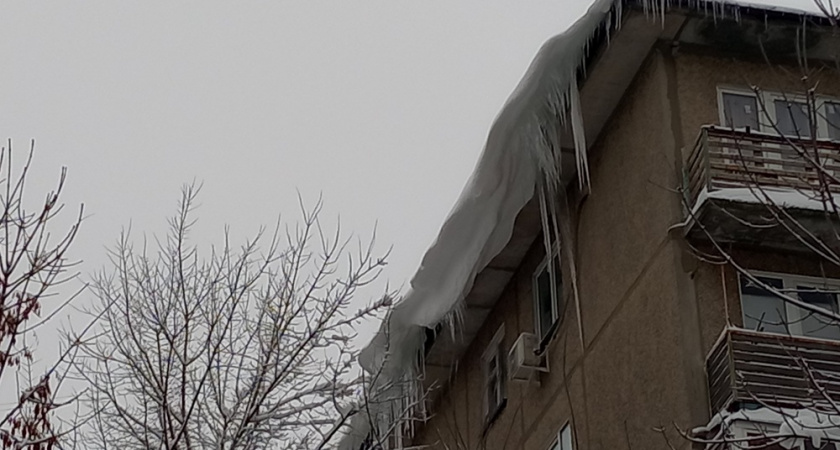 Спасатели предупредили камчатцев о смертельной опасности схода снега с крыш