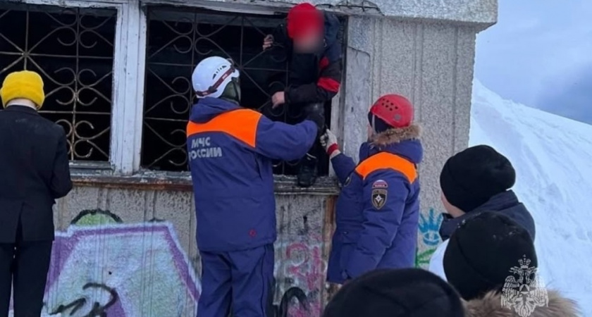 Петропавловские спасатели вызволили застрявшего в «заброшке» подростка
