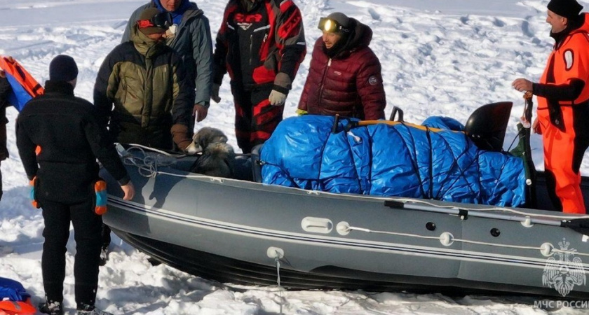 На Камчатке спасатели на «Алеутах» переправили через реку 18 снегоходчиков