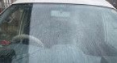 В Милькове мужчина разбил камнем стекло соседского микроавтобуса