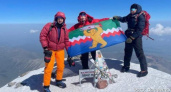 Три женщины с Камчатки покорили Эльбрус и установили на вершине флаг Елизовского района