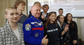 Космонавт Олег Артемьев в Петропавловске спел гимн школы № 33 и обещал выйти на связь с орбиты