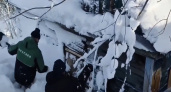 Камчатские спасатели вызволили 25 человек из заблокированного снегом дома