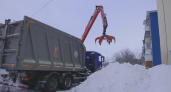 В Петропавловске-Камчатском для уборки крупного мусора используют ломовоз