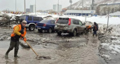 В Петропавловске-Камчатском из-за циклона дороги чистят от воды вручную