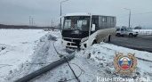 В Елизове водитель автобуса без пассажиров протаранил «Тойоту» и врезался в столб