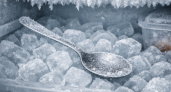 Зачем продуманные хозяйки кладут ложку в морозилку перед варкой супа: лайфхак для бульона