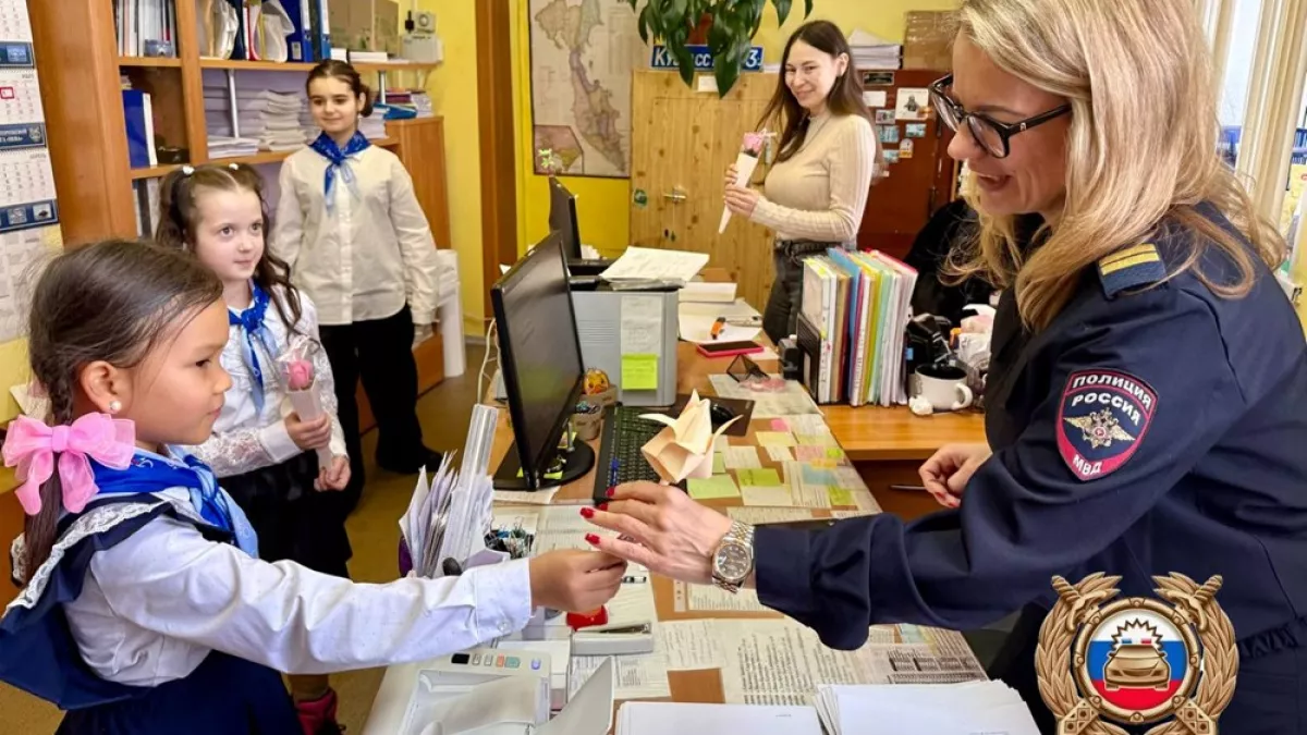 Петропавловск-Камчатские школьники поздравили женщин-инспекторов ГАИ с 8 Марта