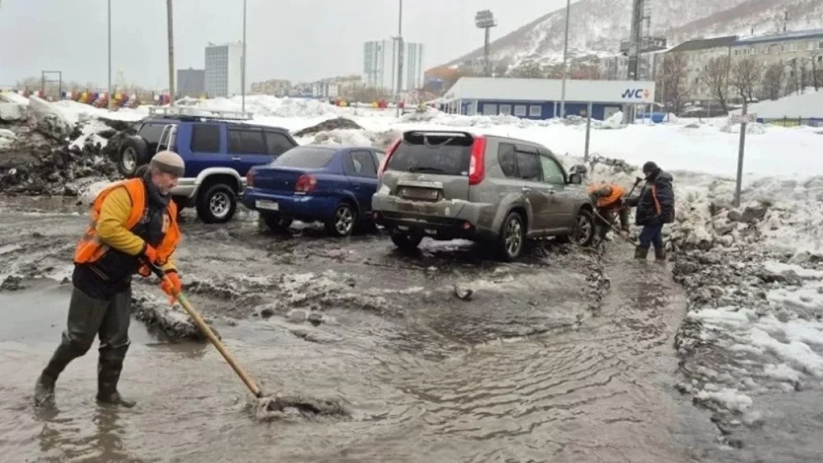 В Петропавловске-Камчатском из-за циклона дороги чистят от воды вручную