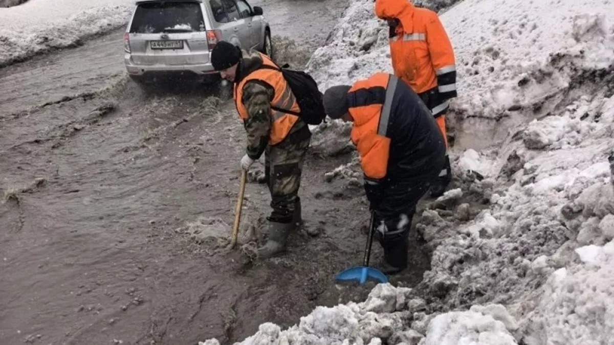 В Петропавловске-Камчатском усилили борьбу с водой на дорогах