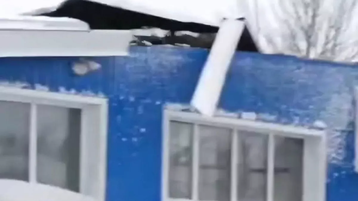 В Петропавловске-Камчатском обрушилась крыша склада из-за тяжелого снега