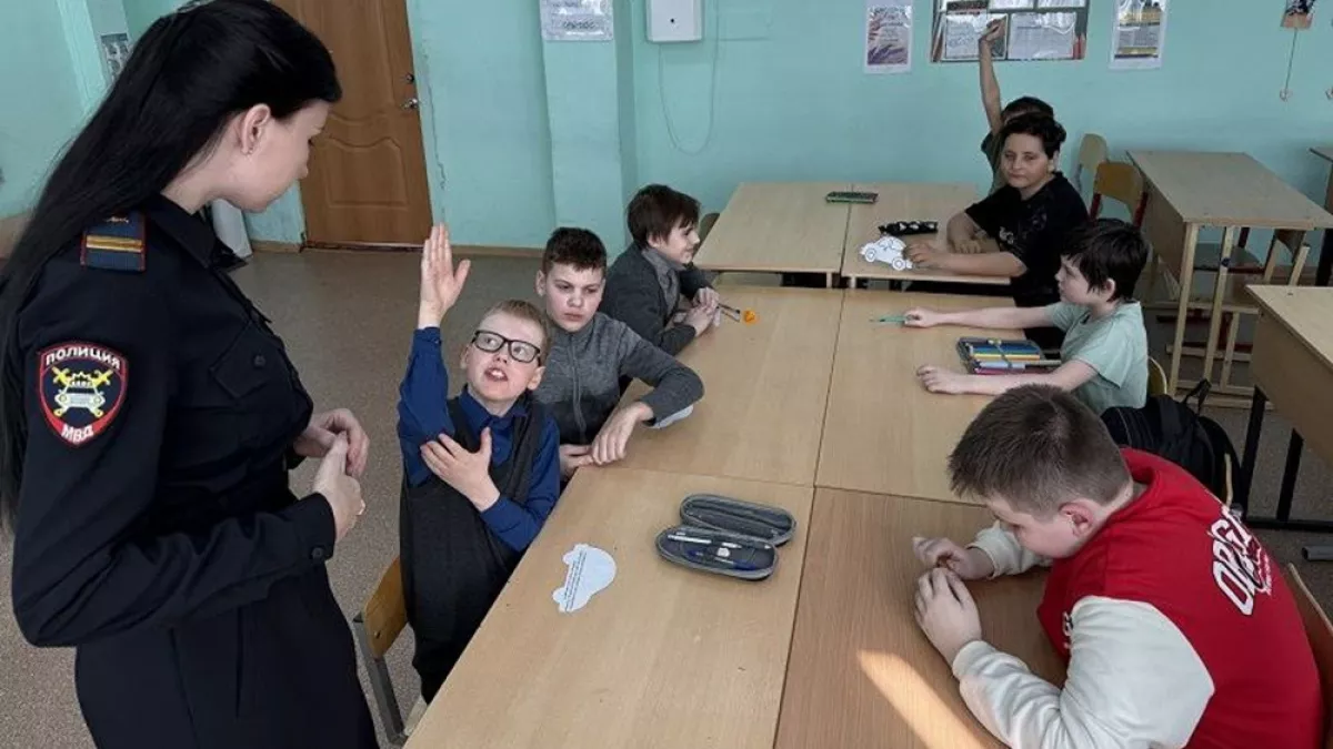 В Петропавловске автоинспектор научила детей делать световозвращающие значки