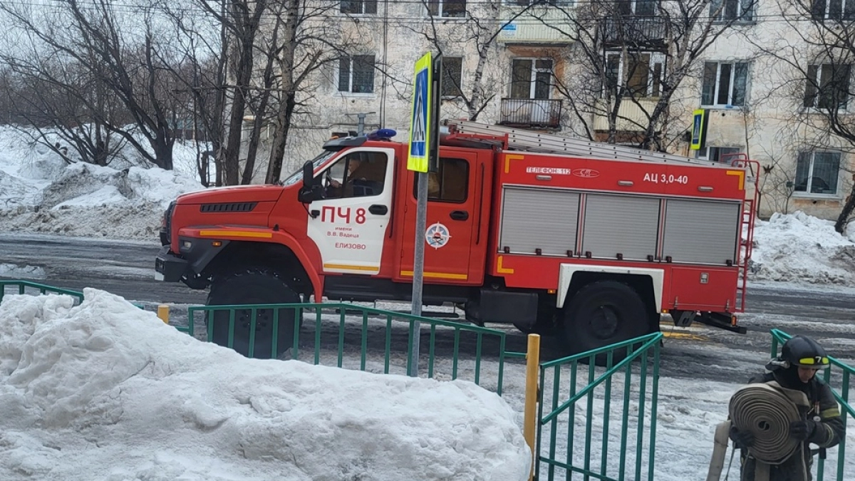 В Елизове пожарные и школьники отработали спасение 8 «пострадавших» на учениях