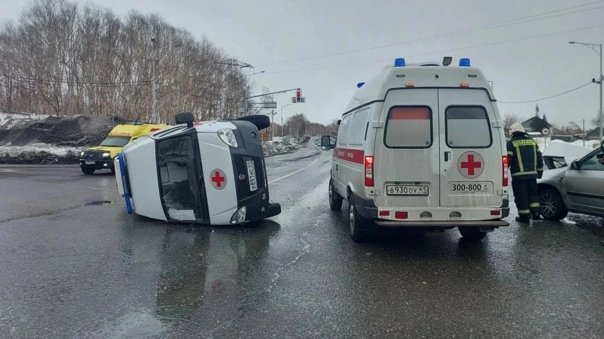 В Елизовском районе прокуратура проверяет ДТП с опрокинувшейся скорой