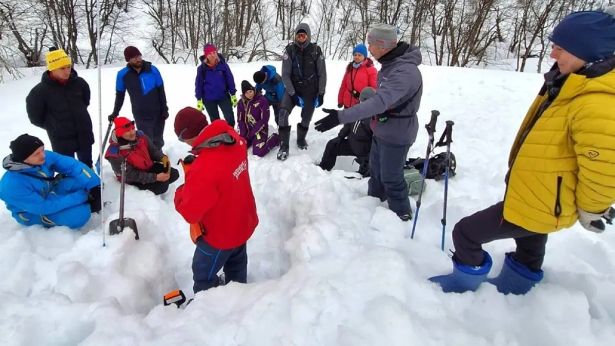 На Камчатке фрирайдеры и туроператоры учились спасаться от лавин