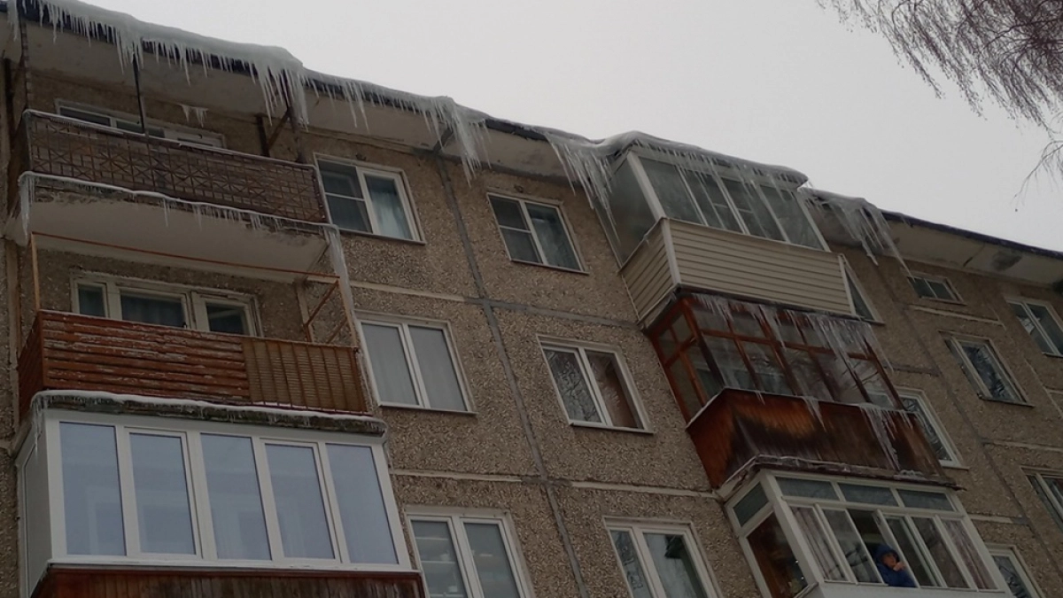 На Камчатке спасатели напоминают об опасности схода снега и наледи с крыш