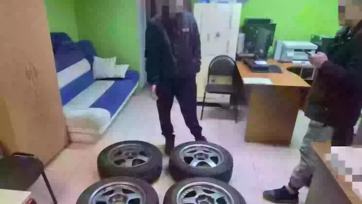 В Петропавловске полицейские за сутки нашли похитителей колес с Toyota Mark 2