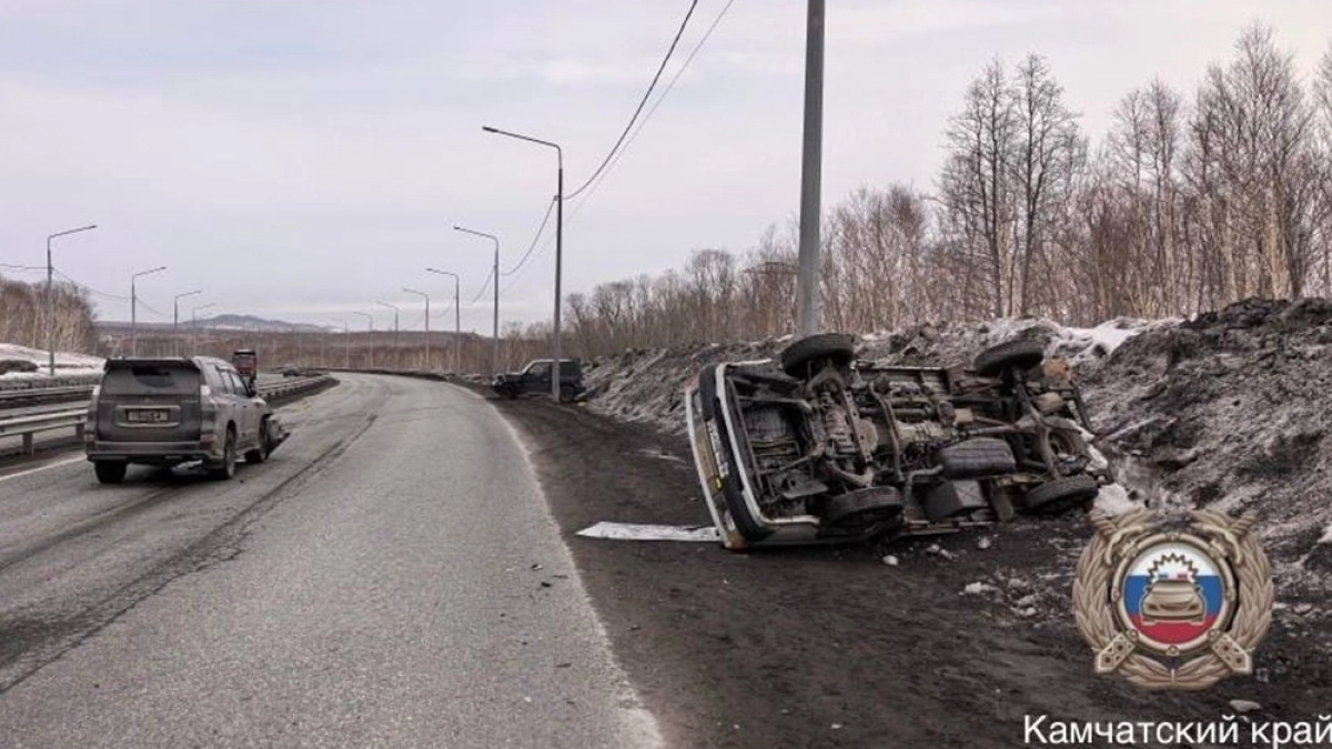 В Петропавловске-Камчатском водитель объезжал яму и устроил тройное ДТП
